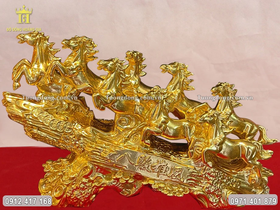 Toàn bộ bề mặt tượng bát mã được dát vàng 24K sang trọng